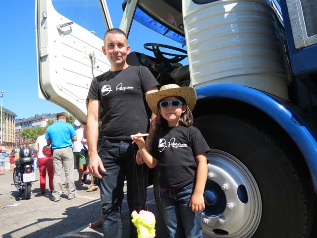 Javier junto a dos miembros de la familia; su hija y el Comet.